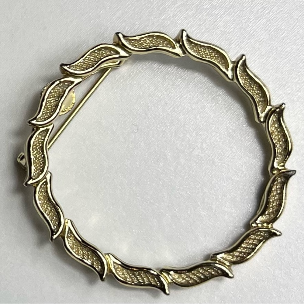 Vintage Gerry Signed Gold Tone Round Wreath Brooch